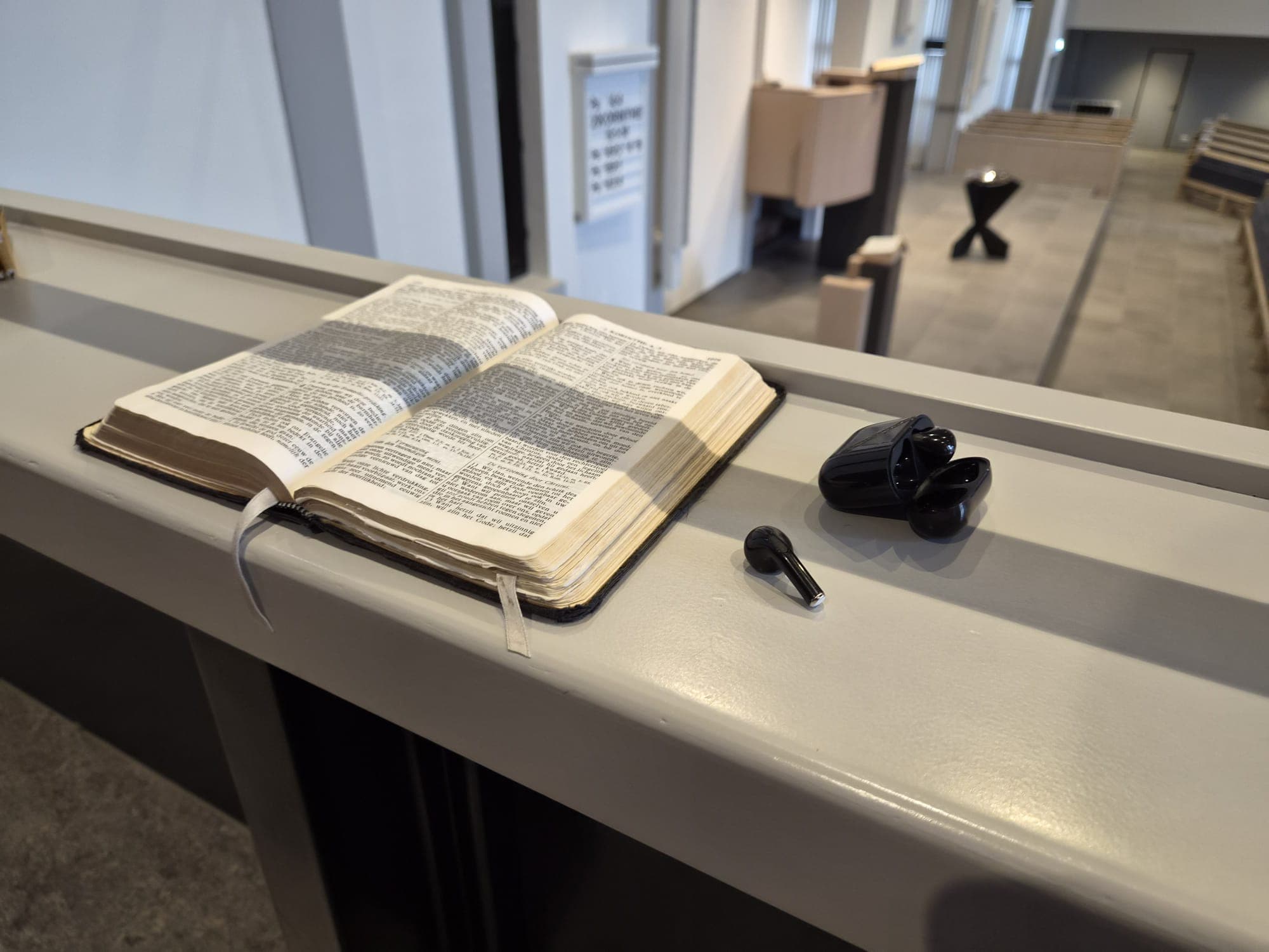 Kerkbezoekers luisteren mee met Preekondertiteling